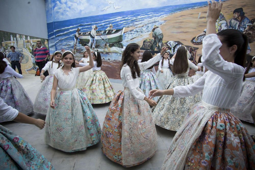 Ensayo de la Dansà con la fallera mayor y la corte