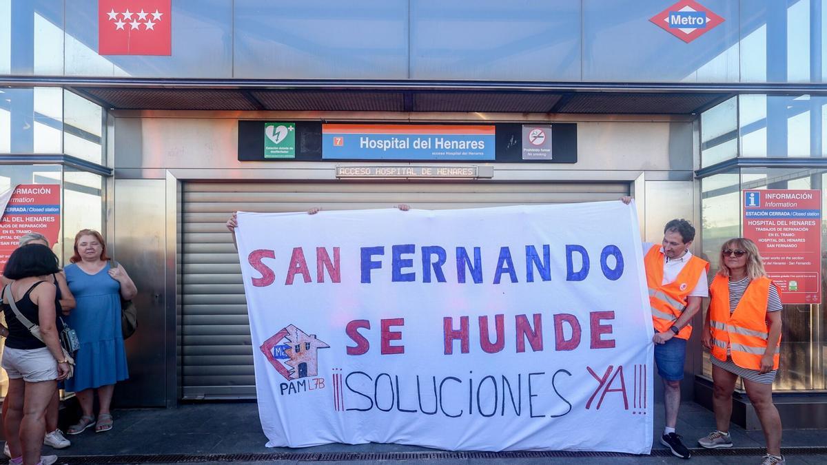 Pancarta en la estación de Metro de Hospital del Henares, cerrada desde 2022.