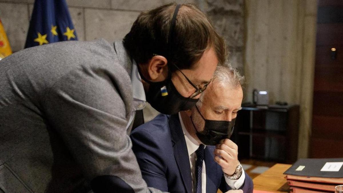 Foto de archivo de Antonio Olivera y el expresidente Ángel Víctor Torres en un Consejo e Gobierno durante la pandemia.