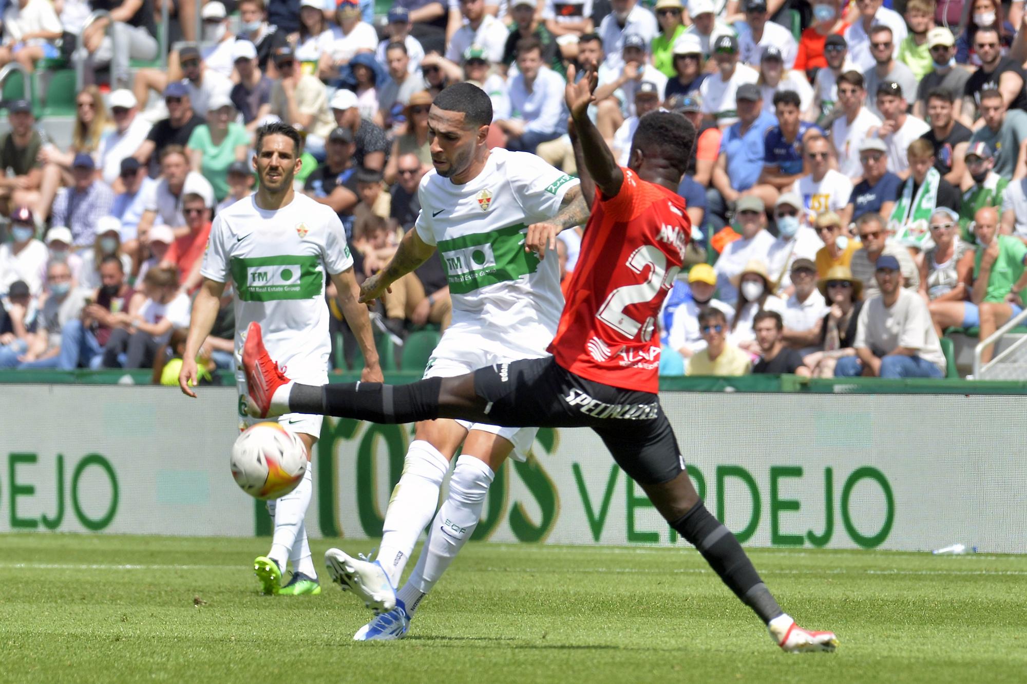 El Elche abraza la permanencia (3-0)