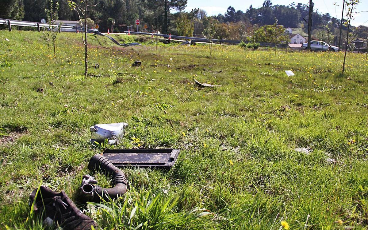 El coche, reducido a un amasijo de hierros. | // ASOCIACIÓN VECIÑAL DE PARAMÁ