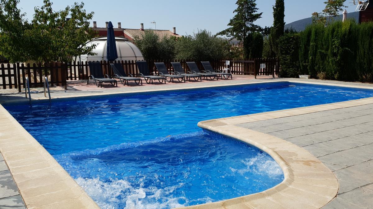 Todos los visitantes alojados pueden disfrutar de una gran piscina con jacuzzi