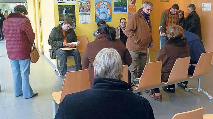 Pacientes en el ambulatorio de Silleda, en una imagen de archivo.  // Bernabé/Javier Lalín