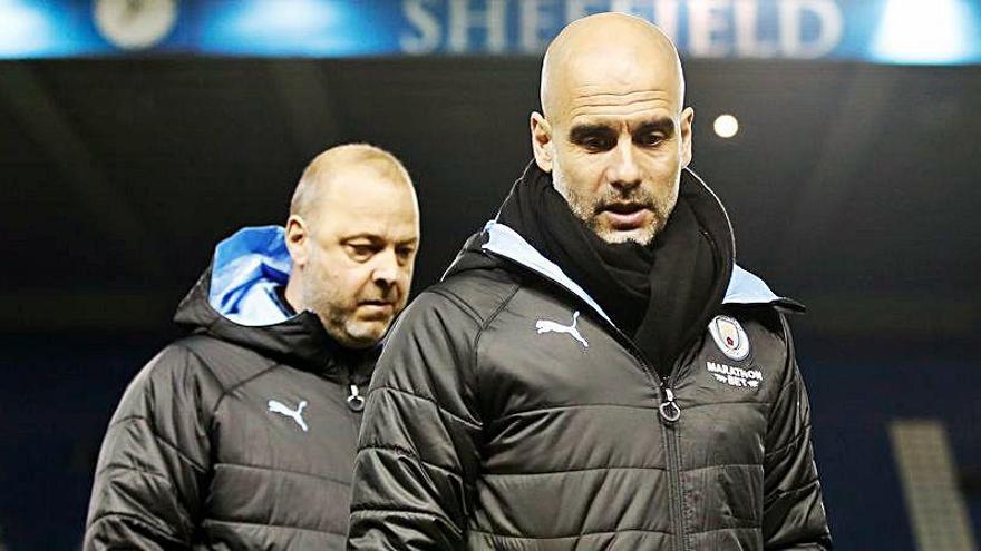 Pep Guardiola durante la previa de un partido.