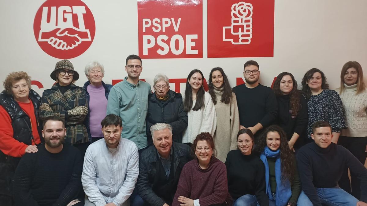 Integrantes de la candidatura municipal del PSOE en Cocentaina, con el alcaldable, Rubén Muñoz, en cuarto lugar por la izquierda en la fila de atrás.