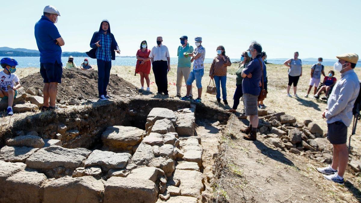 Una visita guiada ante el muro de la capilla descubierto en 2021.