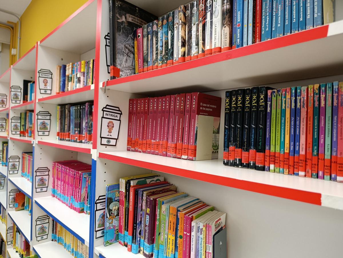 Estanterías de la biblioteca, con sus libros agrupados por temáticas.