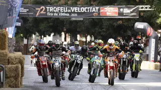 Más de 4.000 personas abarrotan la carrera urbana de motos en Xàtiva