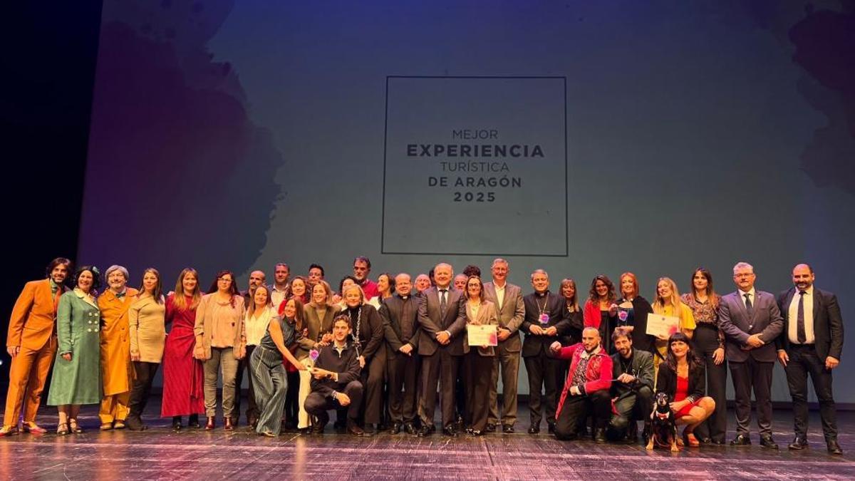 Foto de familia con todos los ganadores y las experiencias seleccionadas.