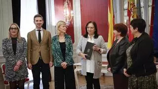 La presidenta de las Corts desautoriza a la Acadèmia de la Llengua tras recibir su memoria anual