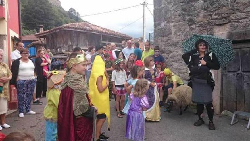 Algunos de los participantes en el Carnaval de verano de Vis.