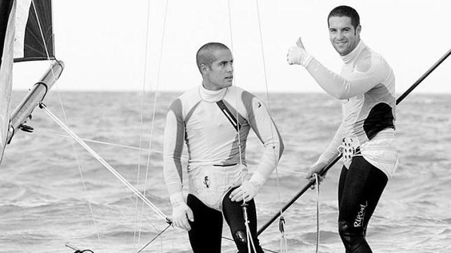 Arturo y Federico Alonso Tellechea en su barco de la clase 49er.