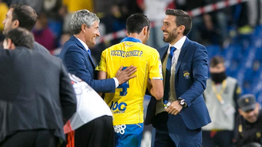 Quique Setién y Éder Sarabia sonríen junto a Vicente Gómez.