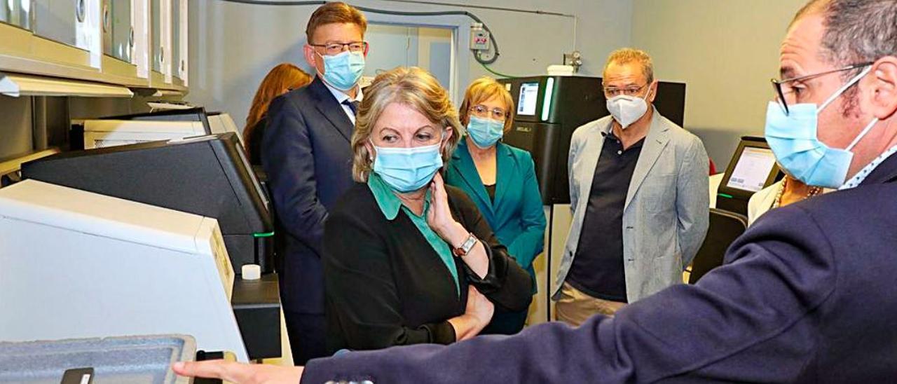 Ximo Puig y la comisaria Elisa Ferreira visitan las  obras de la L10, ayer.  LEVANTE-EMV