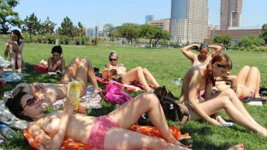 Un club femenino promueve la lectura en toples en Central Park