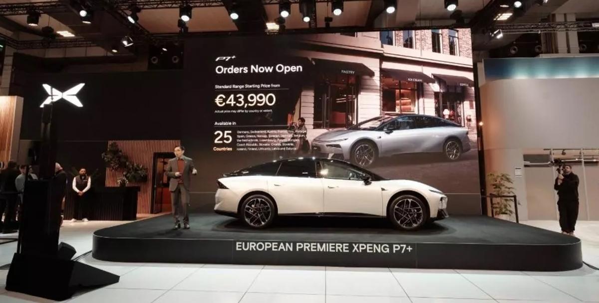 Presentación del Xpeng P7+ en el Salón del Automóvil de Bruselas 2026.