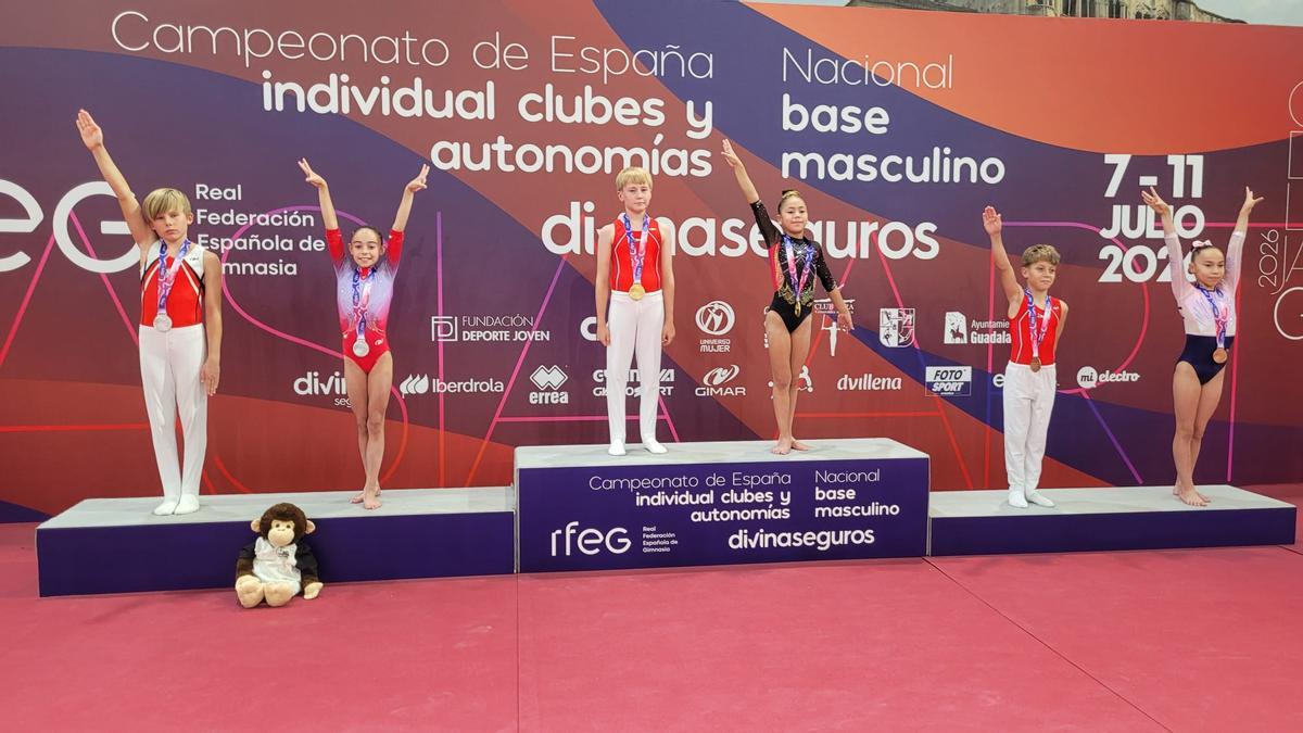 A la izquierda, Daniela Cano, Subcampeona de España en Salto categoría Vía Olímpica 4