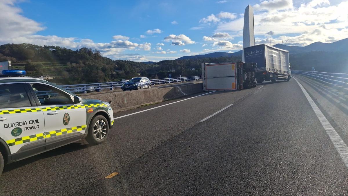 Un vehículo de la Guardia Civil junto al vehículo afectado.