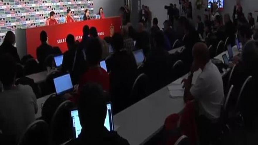 La traductora, protagonista de la rueda de prensa de Javi Martínez y Koke