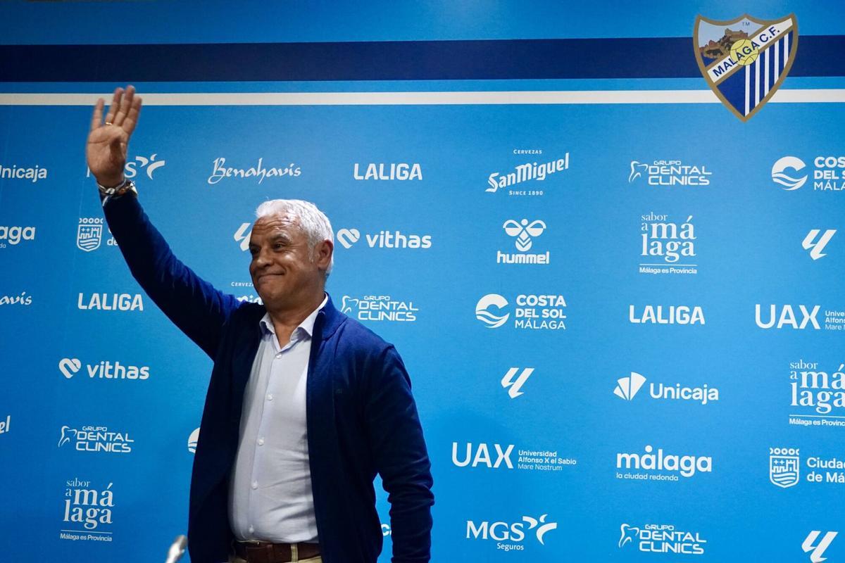 Sergio Pellicer, ex entrenador del Málaga CF se despide ante su equipo, después que el club lo despidiera por los malos resultados de los últimos partidos