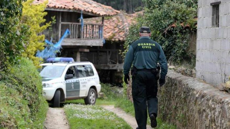 Un agente de la Guardia Civil, ayer, en las inmediaciones de la vivienda de Ignacio Pérez en Peñarrey. | ricardo solís