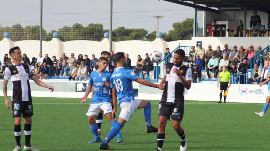 Quim Araújo pugna con un rival por la posesión del balón. | MAR MENOR