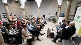 Más de 60 personas mayores aprenden a usar la IA en la provincia de Cáceres para mejorar su autonomía y calidad de vida