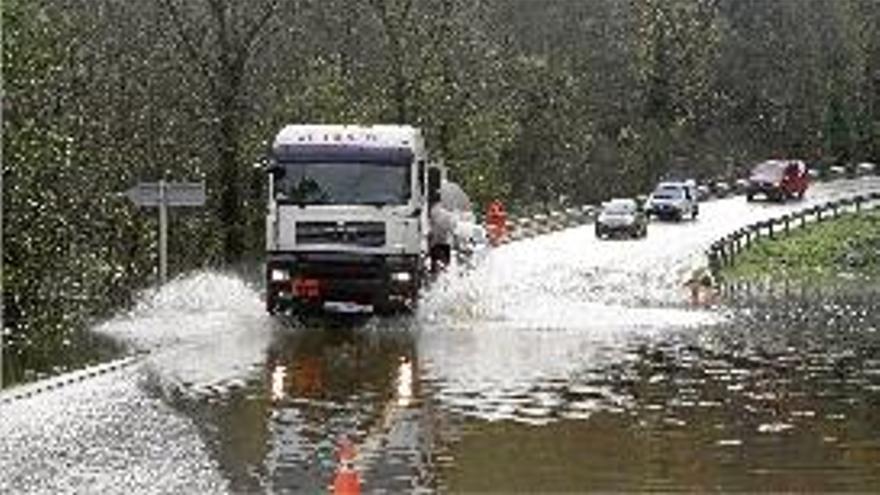 Inundacions a la carretera de Maçanet