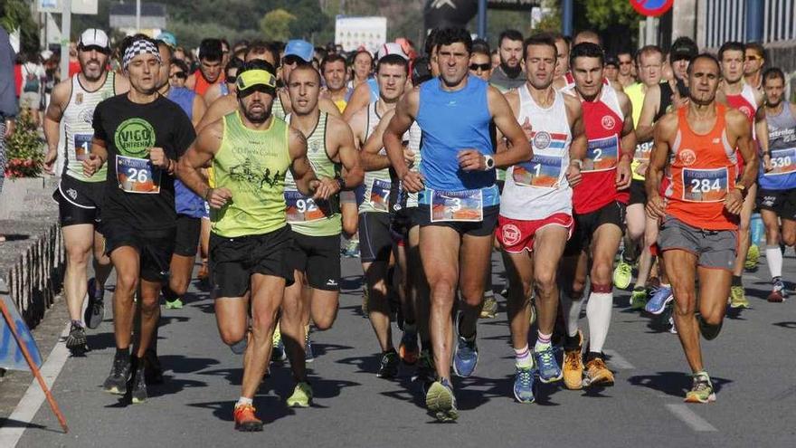 Los atletas de la edición de 2016, por la carretera del muelle de Aldán. // Santos Álvarez