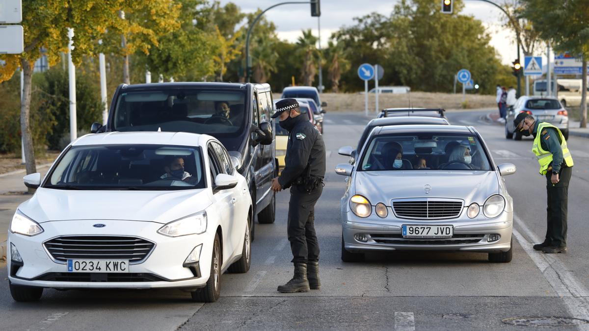 La Guardia Civil y la Policía local de Pulianas,  realizan juntos controles de tráfico en los límites de la ciudad de Granada y la localidad de Pulianas debido al cierre perimetral en Granada  y su área metropolitana. Granada a 26 de octubre 2020