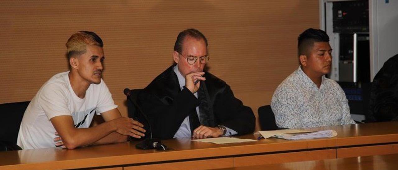 Los acusados (a ambos extremos de la imagen), durante el juicio