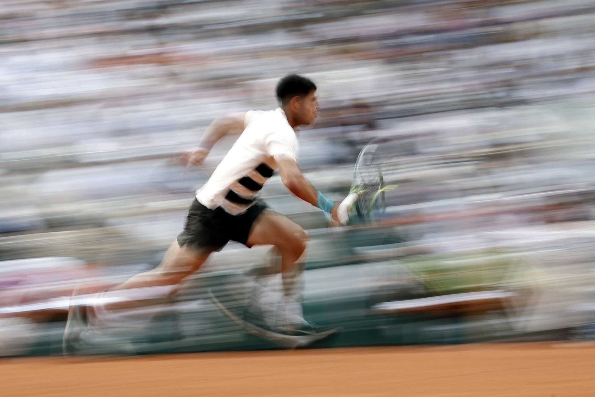 PARIS (France), 01/06/2025.- Carlos Alcaraz of Spain in action during his Men's 4th round match against Ben Shelton of USA at the French Open Grand Slam tennis tournament at Roland Garros in Paris, France, 01 June 2025. (Tenis, Abierto, Francia, España) EFE/EPA/YOAN VALAT