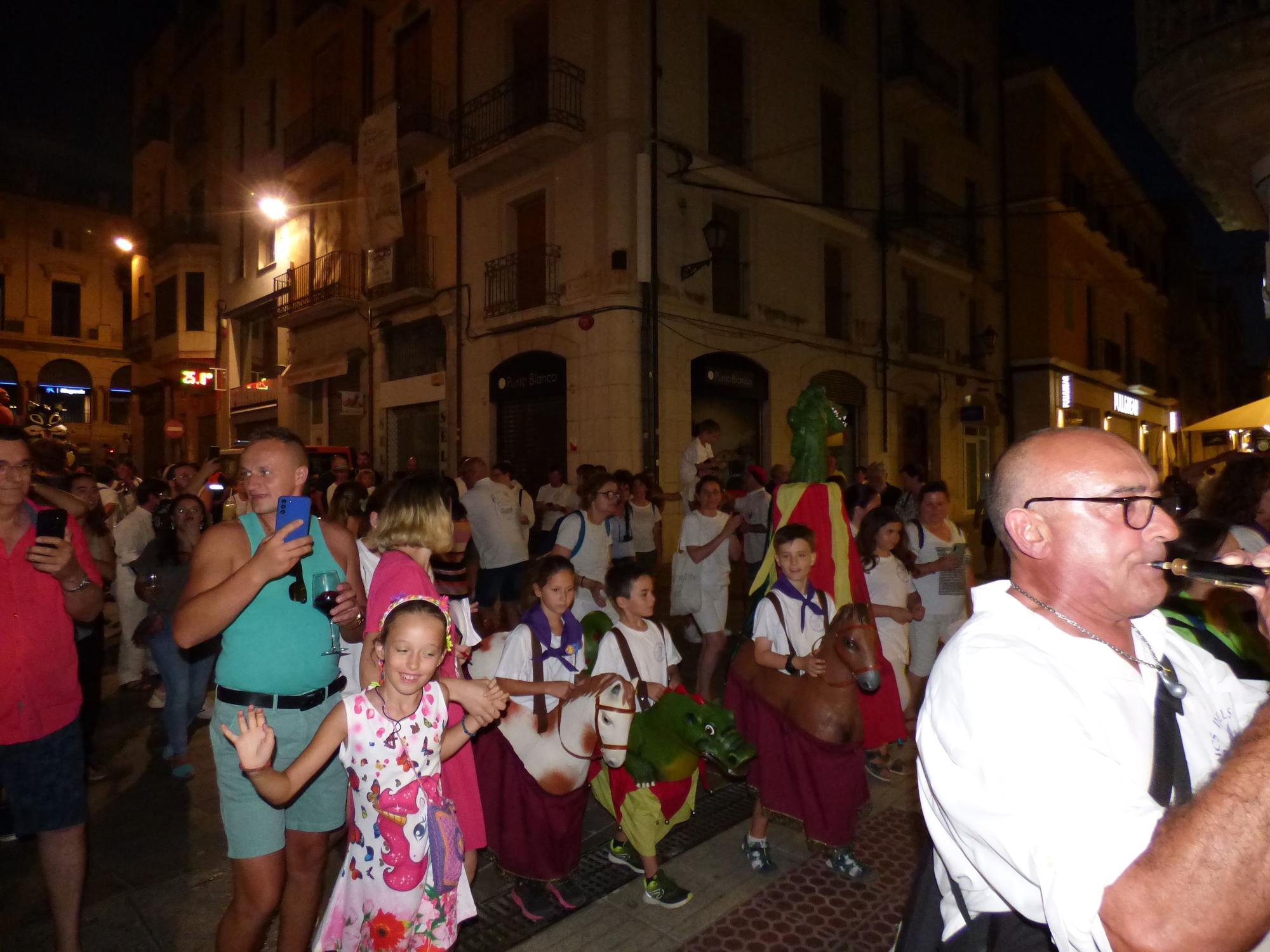 La desfilada de bestiari popular omple els carrers de Figueres