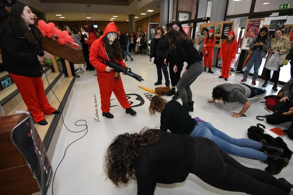 Sentada y performance feministas en el campus de Pontevedra