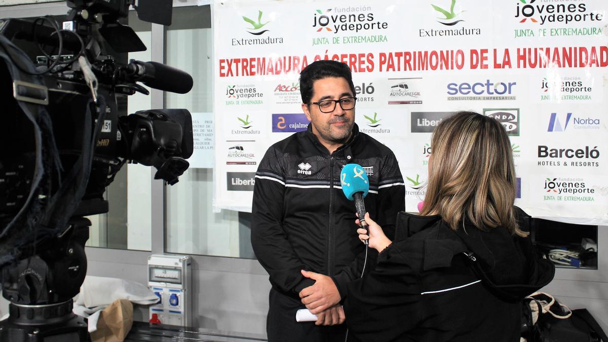 Óscar Pulido atiende a la prensa después de un partido de la campaña pasada.