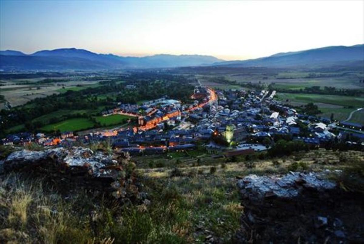 Vista de Llívia des de la muntanya del Castell.