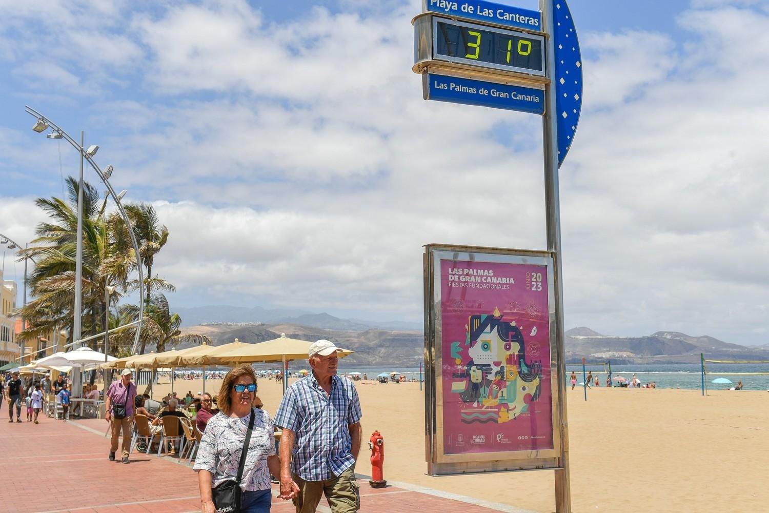 Día de playa en Las Canteras tras la noche de San Juan