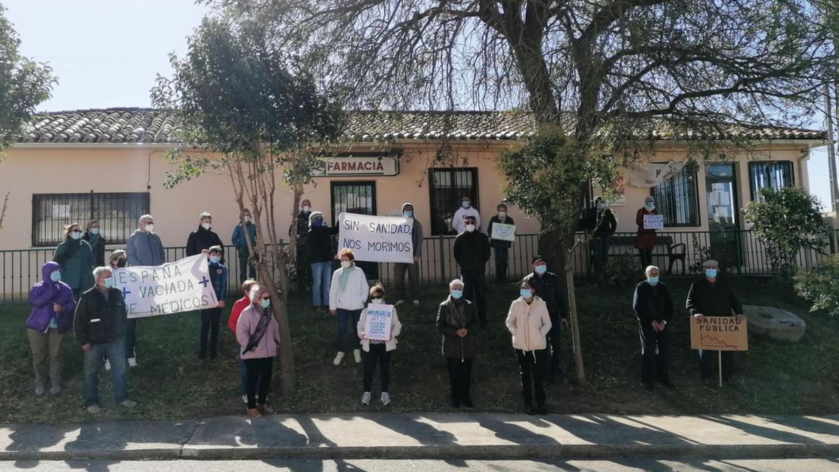 Vecinos de la comarca de Toro en una movilización para exigir la apertura del consultorio