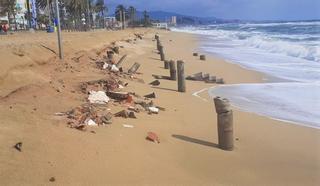 Badalona pide la retirada de los escombros que han quedado al descubierto en sus playas tras los últimos temporales