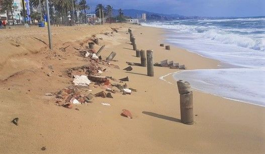 Restos de antiguas edificaciones que la pérdida de arena de los últimos temporales han dejado al descubierto en Badalona.