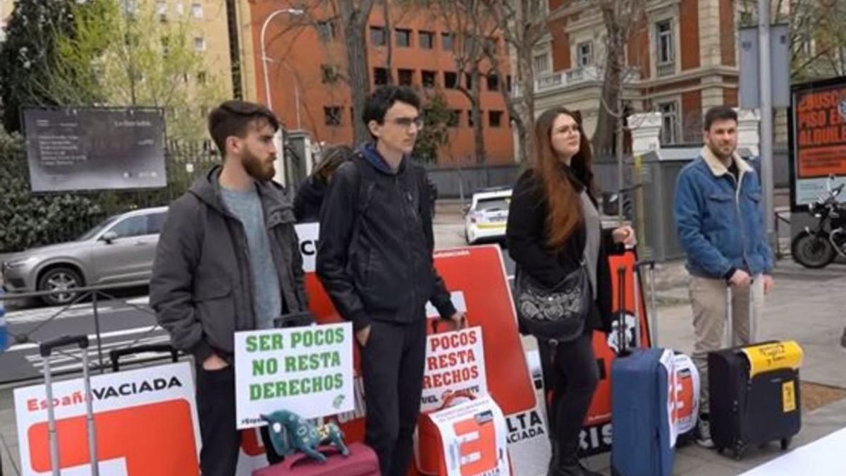 Un grupo de jóvenes turolenses acudieron con maletas para denunciar el éxodo al que se ven obligados. | TERUEL EXISTE