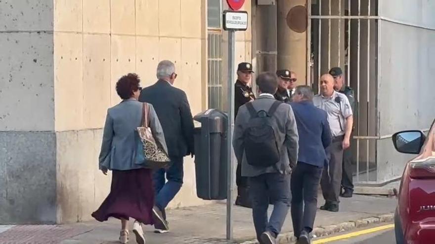 Vídeo | Llegan Miguel Ángel Gallardo junto a Emilia Parejo, Manuel Candalija y Francisco Martos
