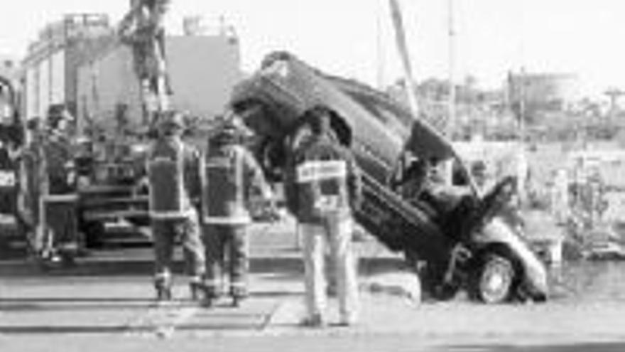 Mueren ahogados dos jóvenes al caer al mar con su vehículo