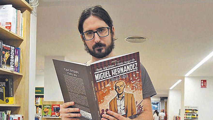 Román López, con el cómic Miguel Hernández. Piedra viva.
