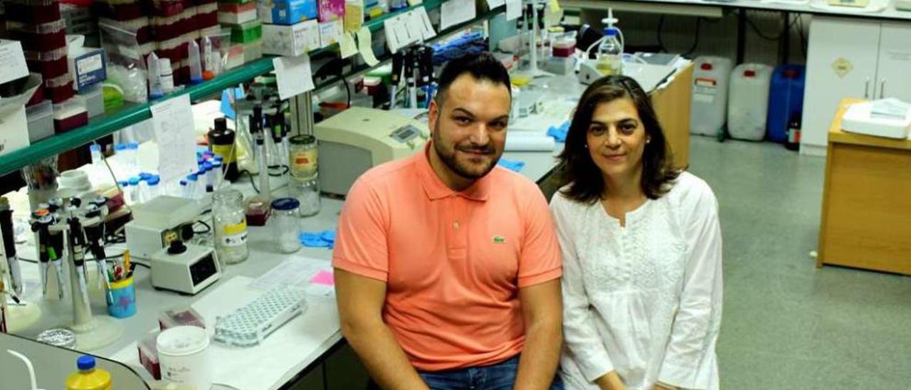 Guillermo Pousada y la responsable del grupo, Diana Valverde, en un laboratorio de Biología.