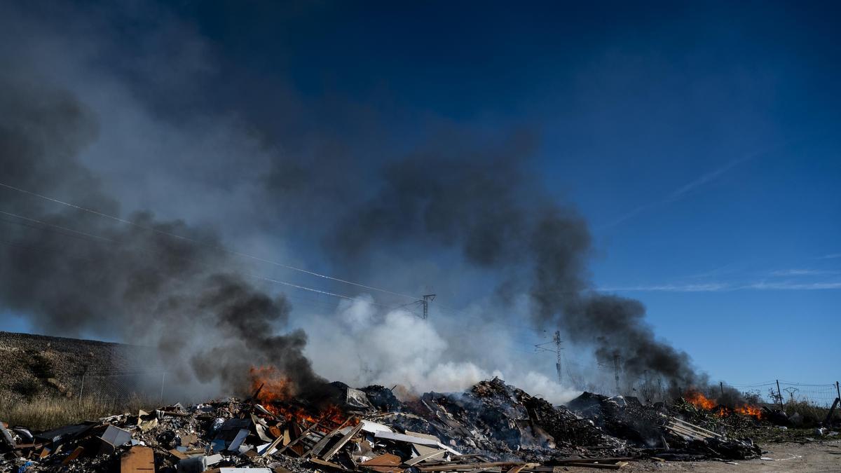 VIDEO | Incendio junto a Las Capellanías en Cáceres