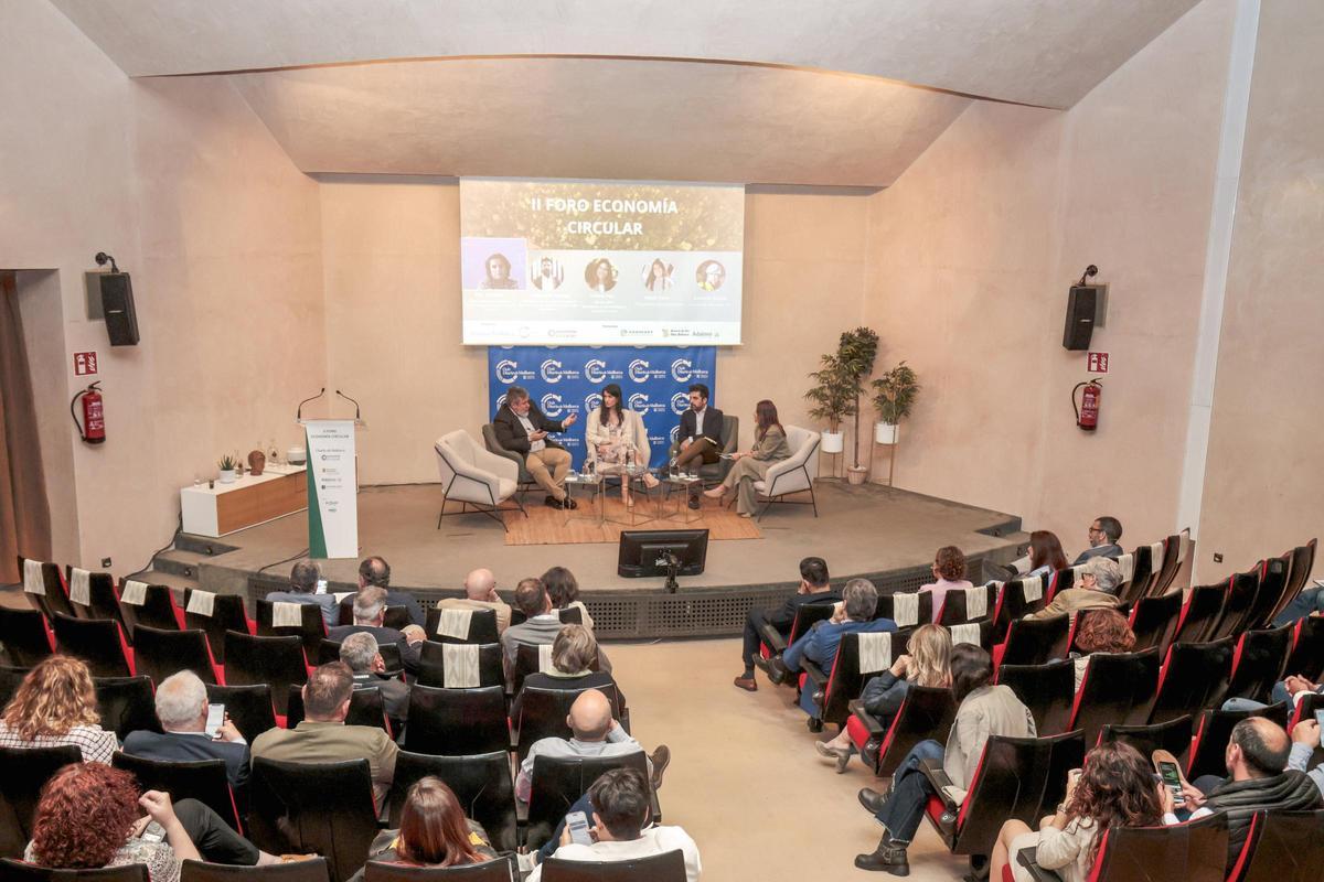 En la primera mesa, los conferenciantes trataron la problemática y la estrategia de las administraciones.