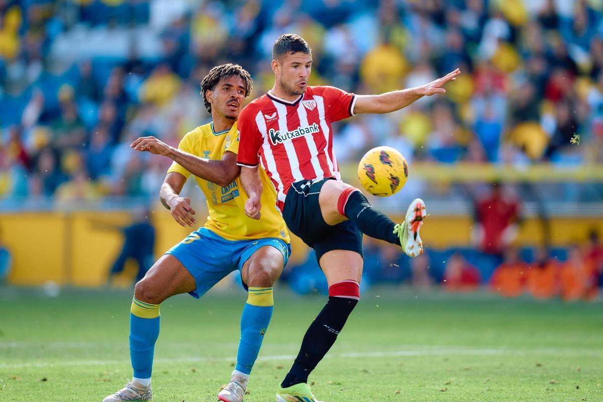Gorka Guruzeta of Athletic Club competes for the ball with Saul Coco of UD Las Palmas during the Spanish league, La Liga EA Sports, football match played between UD Las Palmas and Athletic Club at Estadio Gran Canaria on March 10, 2024, in Las Palmas de Gran Canaria, Spain. AFP7 10/03/2024 ONLY FOR USE IN SPAIN / Gabriel Jimenez / AFP7 / Europa Press;2024;SOCCER;Sport;ZSOCCER;ZSPORT;UD Las Palmas v Athletic Club - La Liga EA Sports;