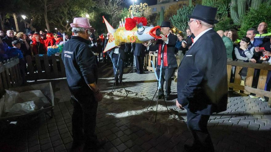 El entierro de la sardina culmina el Carnaval de Ibiza