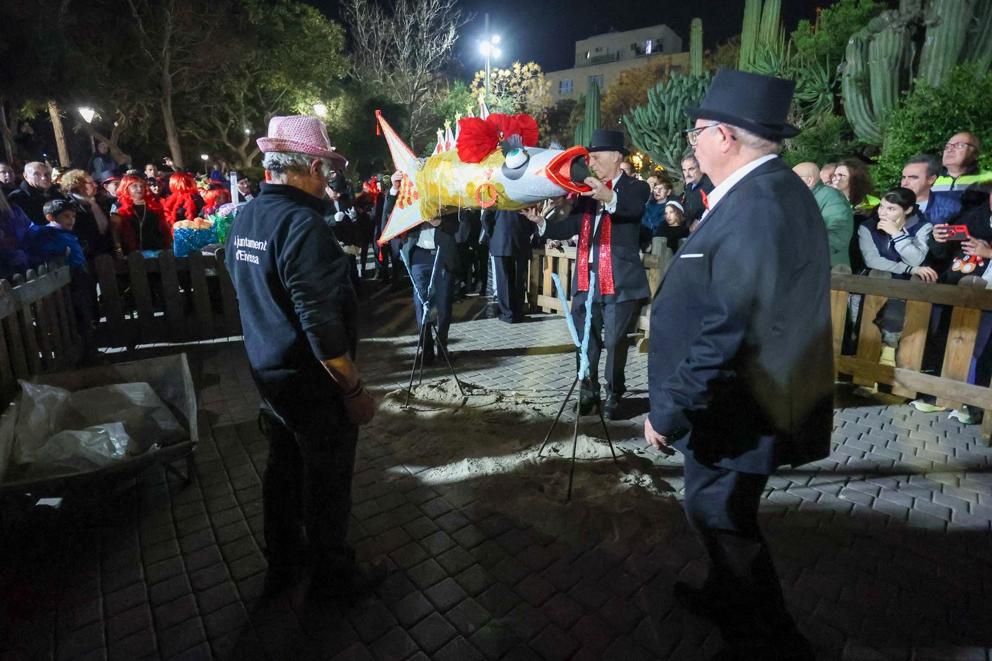 El entierro de la sardina culmina el Carnaval de Ibiza